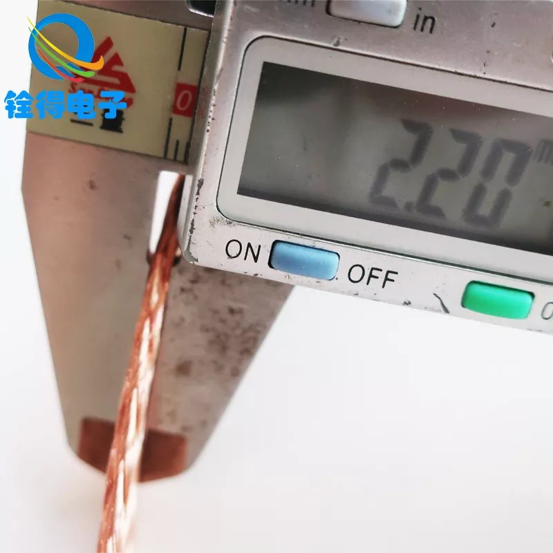 Como a trança de cobre pode melhorar o aterramento e o controle EMI?